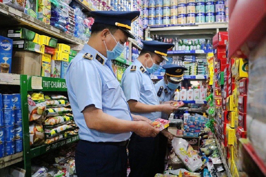 Chi cục Quản l&yacute; thị trường tỉnh L&acirc;m Đồng kiểm tra nguồn gốc, xuất xứ, h&oacute;a đơn, chứng từ đối với thực phẩm. (Ảnh: Chi cục QLTT)