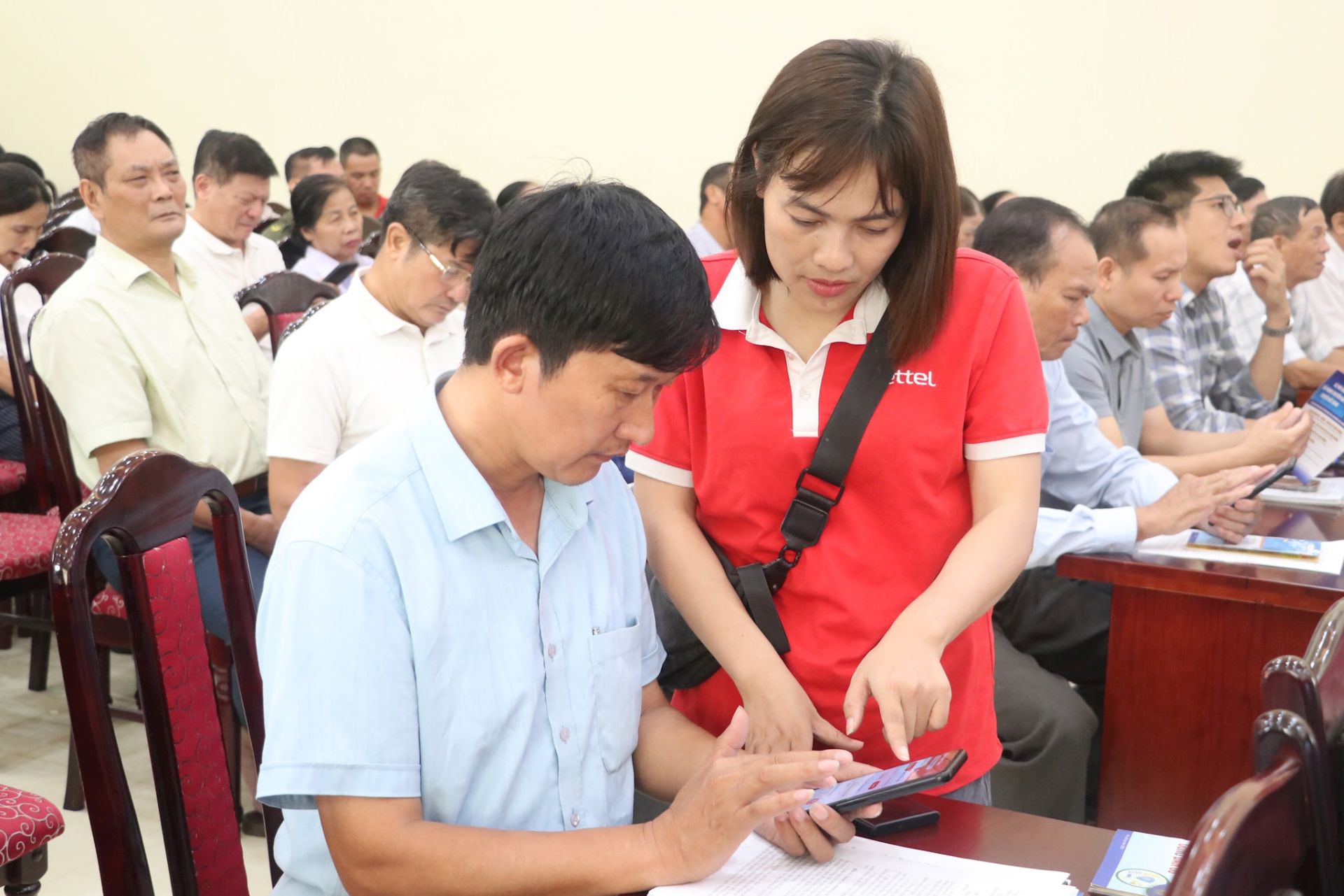 Đại diện của Viettel hướng dẫn người d&acirc;n sử dụng ứng dụng Viettel Tammi. Ảnh: Thủy Linh
