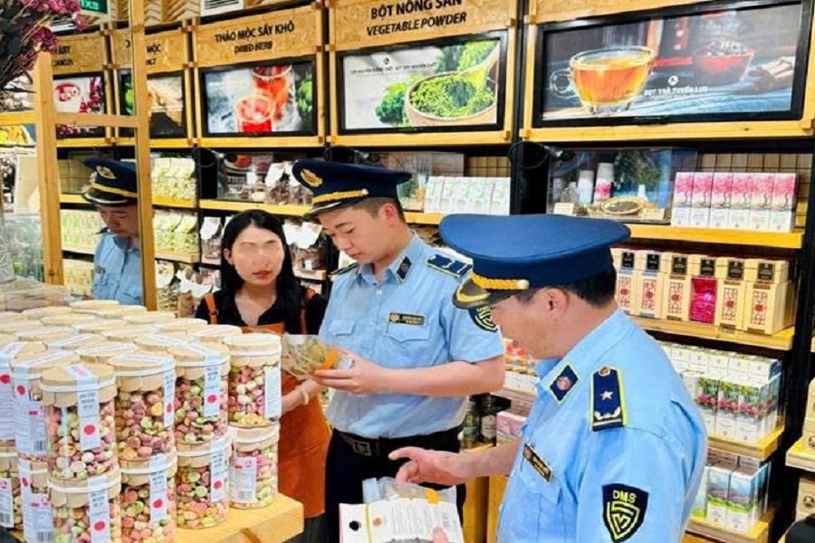 Đội Quản l&yacute; thị trường tăng cường c&ocirc;ng t&aacute;c quản l&yacute; địa b&agrave;n, r&agrave; so&aacute;t, gi&aacute;m s&aacute;t t&igrave;nh h&igrave;nh hoạt động của c&aacute;c tổ chức, c&aacute; nh&acirc;n sản xuất, kinh doanh thực phẩm, đặc biệt l&agrave; c&aacute;c cơ sở kinh doanh b&aacute;nh m&igrave;, thức ăn đường phố.