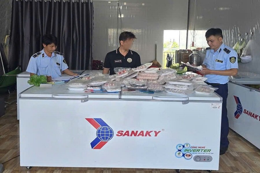 Chi cục Quản l&yacute; thị trường tỉnh L&acirc;m Đồng kiểm tra việc chấp h&agrave;nh quy định về điều kiện chung đảm bảo an to&agrave;n thực phẩm.