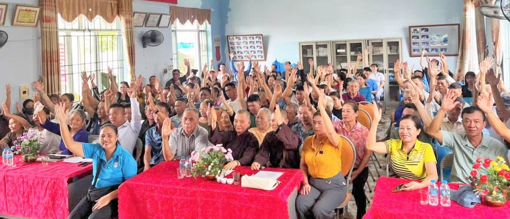 Cử tri khu phố Hạ Long 1 biểu quyết về người được giới thiệu ứng cử trưởng khu phố nhiệm kỳ 2026-2031 và thống nhất hình thức bầu cử bằng hình thức giơ tay Cử tri khu phố Hạ Long 1 biểu quyết về người được giới thiệu ứng cử trưởng khu phố nhiệm kỳ 2026-2031 và thống nhất hình thức bầu cử bằng hình thức giơ tay