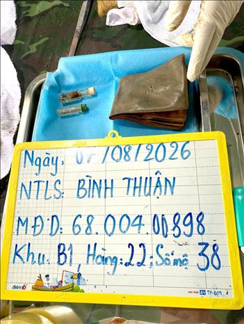Chiếc v&iacute; c&ugrave;ng hai chai dầu gi&oacute; được t&igrave;m thấy trong mộ liệt sĩ tại Nghĩa trang Liệt sĩ B&igrave;nh Thuận (x&atilde; Hồng Sơn, tỉnh L&acirc;m Đồng).