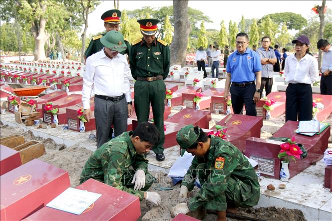 C&ocirc;ng t&aacute;c khai quật lấy mẫu h&agrave;i cốt liệt sĩ chưa x&aacute;c định danh t&iacute;nh phục vụ c&ocirc;ng t&aacute;c gi&aacute;m định ADN tại Nghĩa trang B&igrave;nh Thuận (x&atilde; Hồng Sơn, tỉnh L&acirc;m Đồng). Ảnh: TTXVN