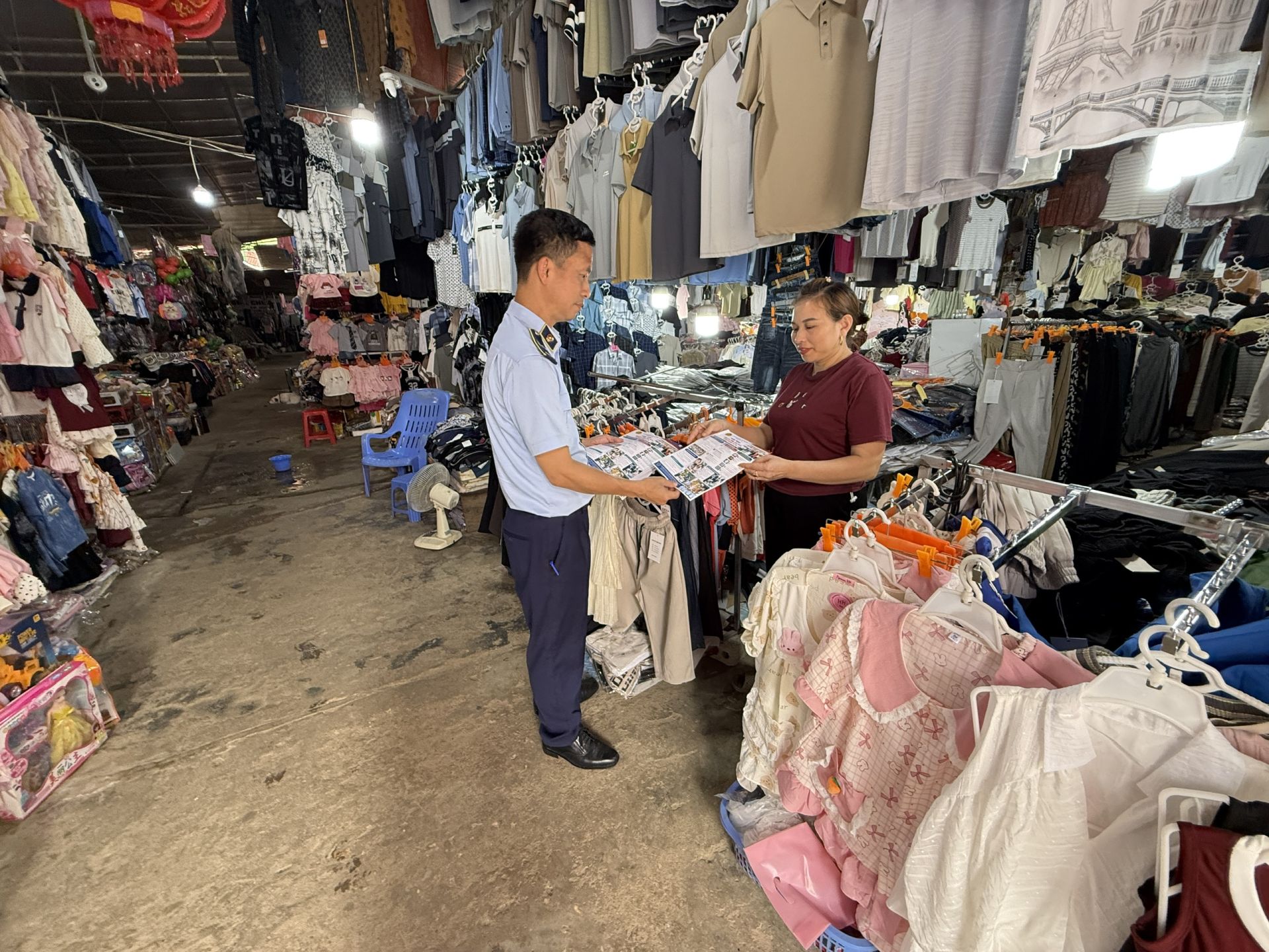 C&ocirc;ng chức Quản l&yacute; thị trường ph&aacute;t tờ rơi tuy&ecirc;n truyền đến c&aacute;c tổ chức, c&aacute; nh&acirc;n sản xuất, kinh doanh tr&ecirc;n địa b&agrave;n