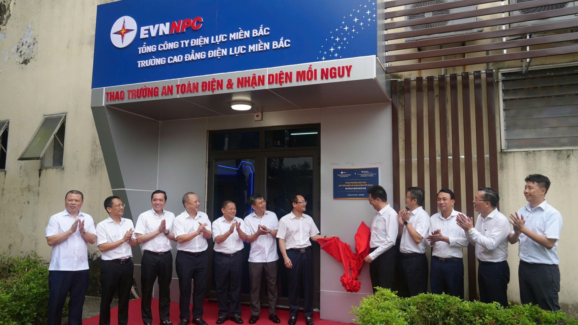 Ban lãnh đạo EVNNPC cùng các đại biểu thực hiện nghi thức gắn biển công trình Thao trường An toàn điện và nhận diện mối nguy, chính thức đưa công trình vào vận hành phục vụ công tác đào tạo. Ban lãnh đạo EVNNPC cùng các đại biểu thực hiện nghi thức gắn biển công trình Thao trường An toàn điện và nhận diện mối nguy, chính thức đưa công trình vào vận hành phục vụ công tác đào tạo.