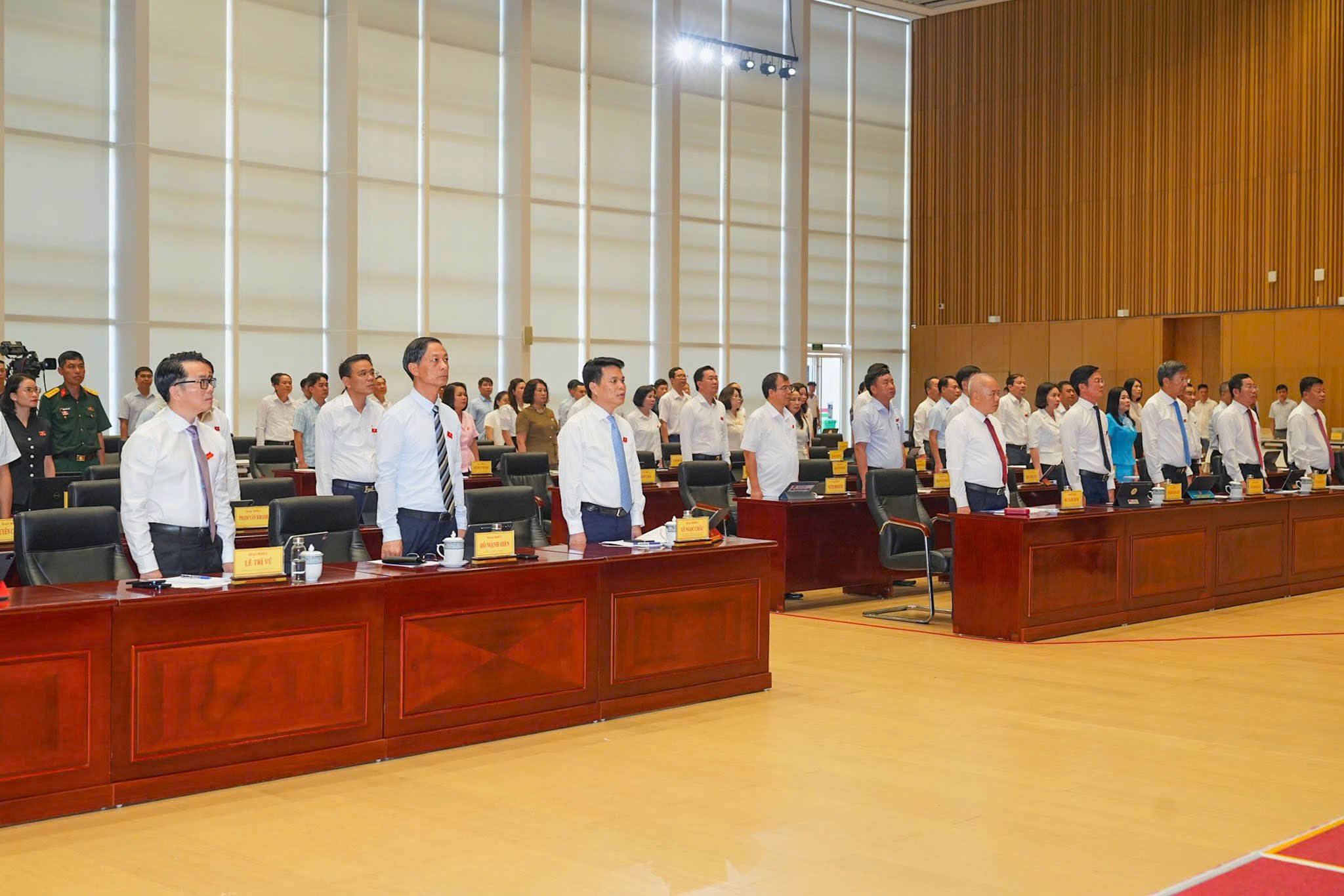 C&aacute;c đại biểu thực hiện nghi thức ch&agrave;o cờ.