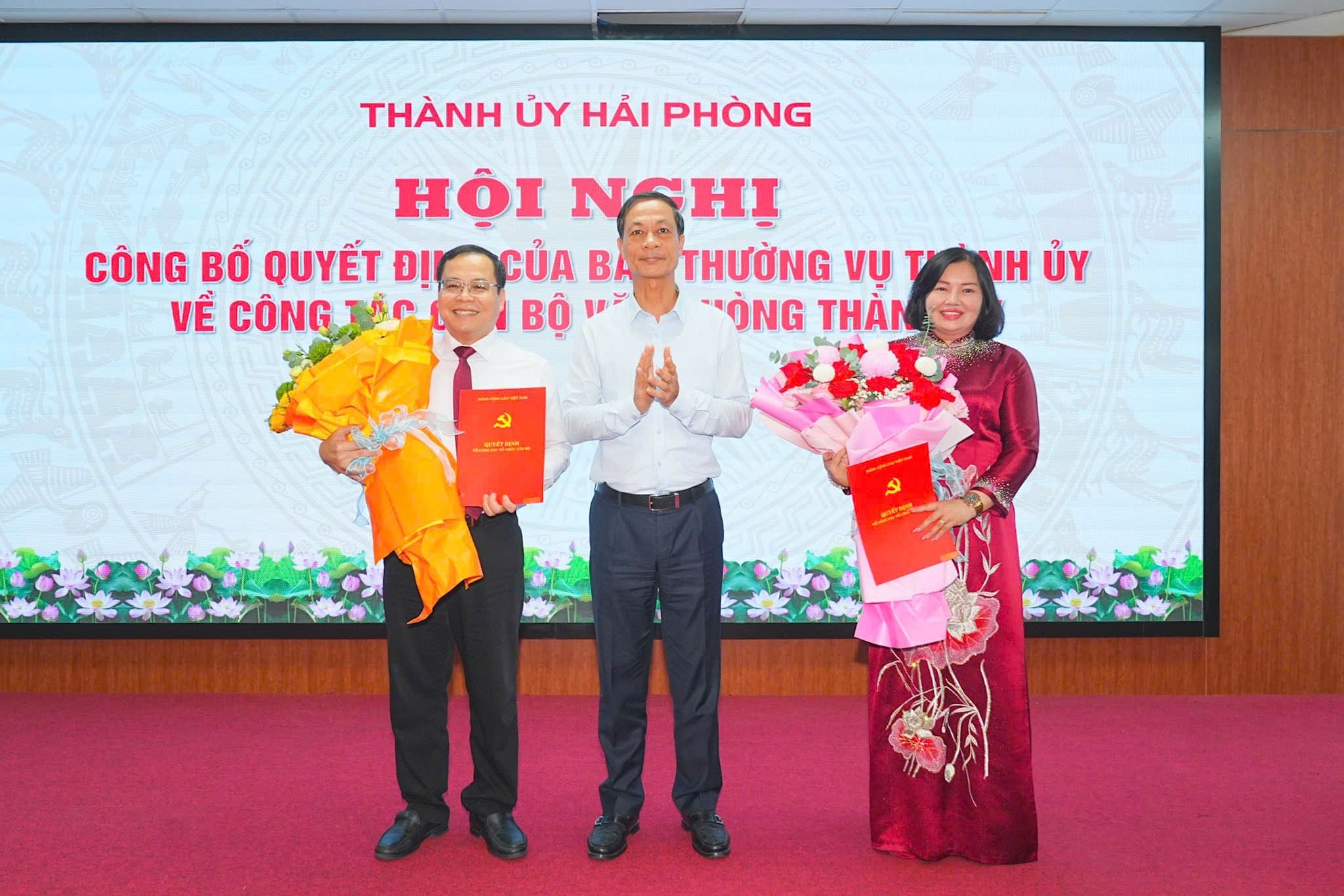 Phó Bí thư Thường trực Thành ủy Đỗ Mạnh Hiến trao Quyết định cho đồng chí Phạm Hưng Hùng và đồng chí Nguyễn Thị Như Trang. Phó Bí thư Thường trực Thành ủy Đỗ Mạnh Hiến trao Quyết định cho đồng chí Phạm Hưng Hùng và đồng chí Nguyễn Thị Như Trang.