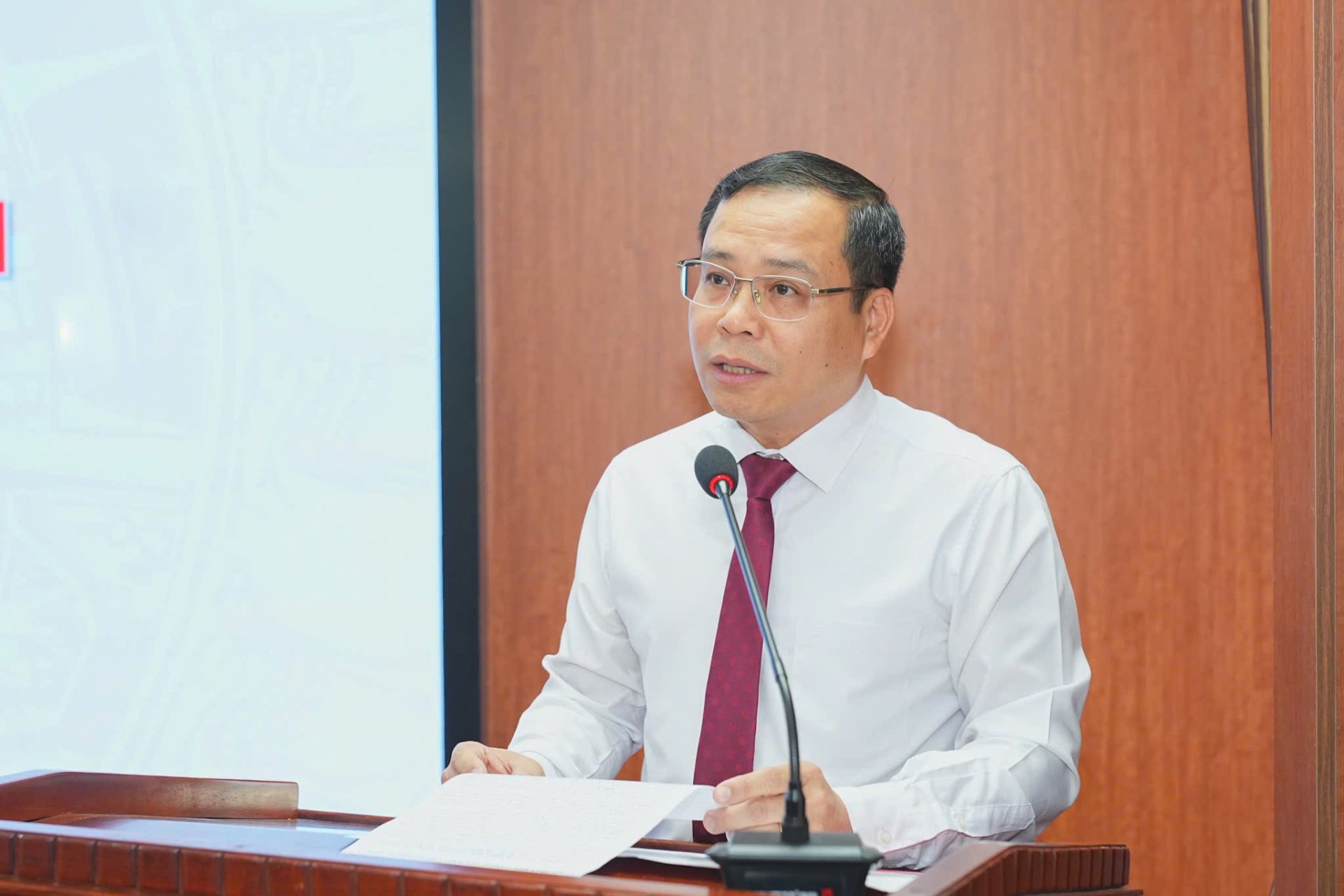 Đồng chí Phạm Hưng Hùng, Chánh Văn phòng Thành ủy phát biểu tại Hội nghị. Đồng chí Phạm Hưng Hùng, Chánh Văn phòng Thành ủy phát biểu tại Hội nghị.