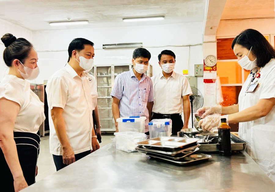 Đo&agrave;n kiểm tra li&ecirc;n ng&agrave;nh an to&agrave;n thực phẩm TP. H&agrave; Nội x&eacute;t nghiệm nhanh khay đựng thức ăn tại một trường học ở quận Ba Đ&igrave;nh. Ảnh: ccatvstp.hanoi.gov.vn