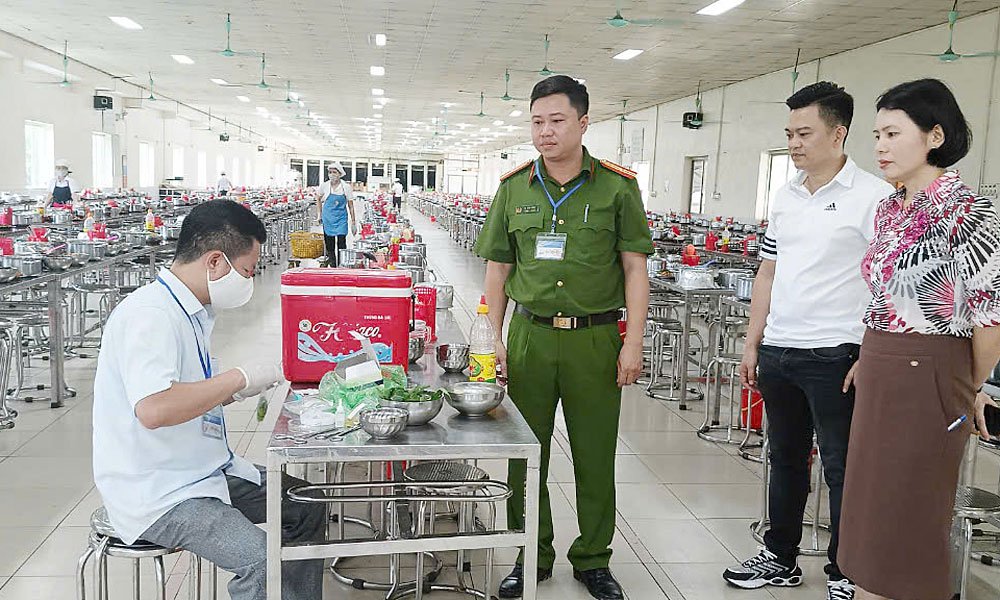 Lực lượng chức năng kiểm tra an to&agrave;n thực phẩm tại c&ocirc;ng ty cổ phần may xuất khẩu H&agrave; Bắc.