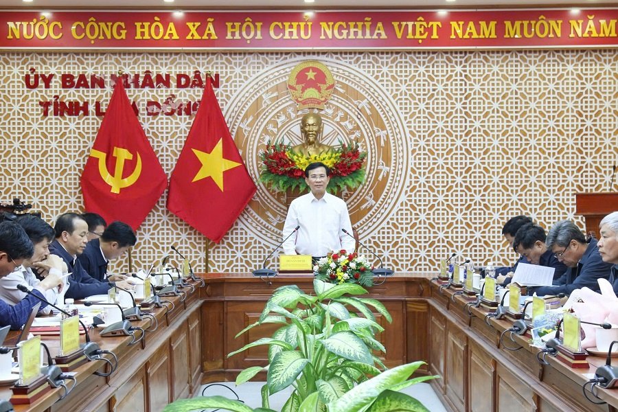 Ủy vi&ecirc;n Ban Chấp h&agrave;nh Trung ương Đảng, Ph&oacute; B&iacute; thư Tỉnh uỷ, Chủ tịch UBND tỉnh Hồ Văn Mười chủ tr&igrave; Lễ c&ocirc;ng bố Quyết định về c&ocirc;ng t&aacute;c c&aacute;n bộ đối với Ban Quản l&yacute; dự &aacute;n đầu tư x&acirc;y dựng số 1 tỉnh L&acirc;m Đồng. (Ảnh: Cổng TT điện tử L&acirc;m Đồng)