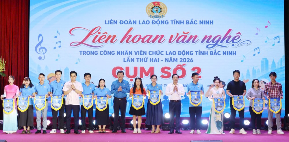 Đồng chí Thạch Văn Chung và các đại biểu trao cờ lưu niệm cho các đội tham gia liên hoan. Đồng chí Thạch Văn Chung và các đại biểu trao cờ lưu niệm cho các đội tham gia liên hoan.
