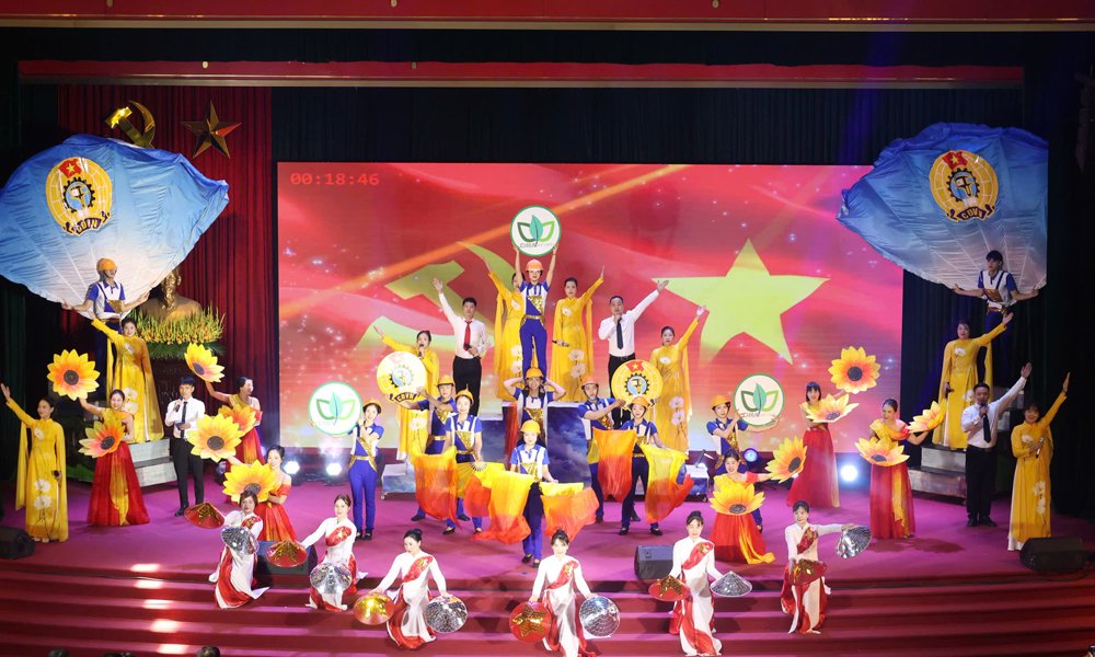 Tiết mục biểu diễn của đội thi Công ty trách nhiệm hữu hạn DHA Bắc Ninh - đơn vị xuất sắc giành giải Nhất. Tiết mục biểu diễn của đội thi Công ty trách nhiệm hữu hạn DHA Bắc Ninh - đơn vị xuất sắc giành giải Nhất.