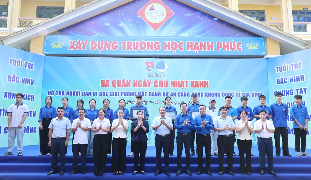 C&aacute;c đại biểu tặng qu&agrave; cho c&aacute;c đội h&igrave;nh t&igrave;nh nguyện.