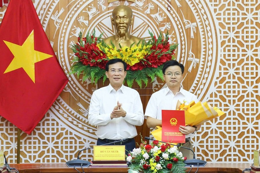Đồng ch&iacute; Hồ Văn Mười, Ủy vi&ecirc;n Ban Chấp h&agrave;nh Trung ương Đảng, Ph&oacute; B&iacute; thư Tỉnh uỷ, Chủ tịch UBND tỉnh trao Quyết định giao quyền Gi&aacute;m đốc Ban Quản l&yacute; dự &aacute;n đầu tư x&acirc;y dựng số 1 tỉnh L&acirc;m Đồng đối với &ocirc;ng Trần Văn Hiệp, Ph&oacute; Gi&aacute;m đốc Quản l&yacute; dự &aacute;n đầu tư x&acirc;y dựng số 1 tỉnh L&acirc;m Đồng.