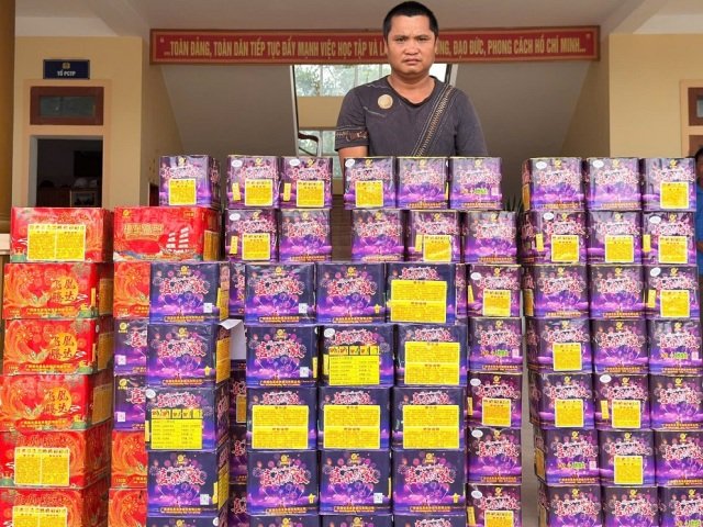Đối tượng Đo&agrave;n Qu&yacute; Hợi v&agrave; số ph&aacute;o hoa bị thu giữ.