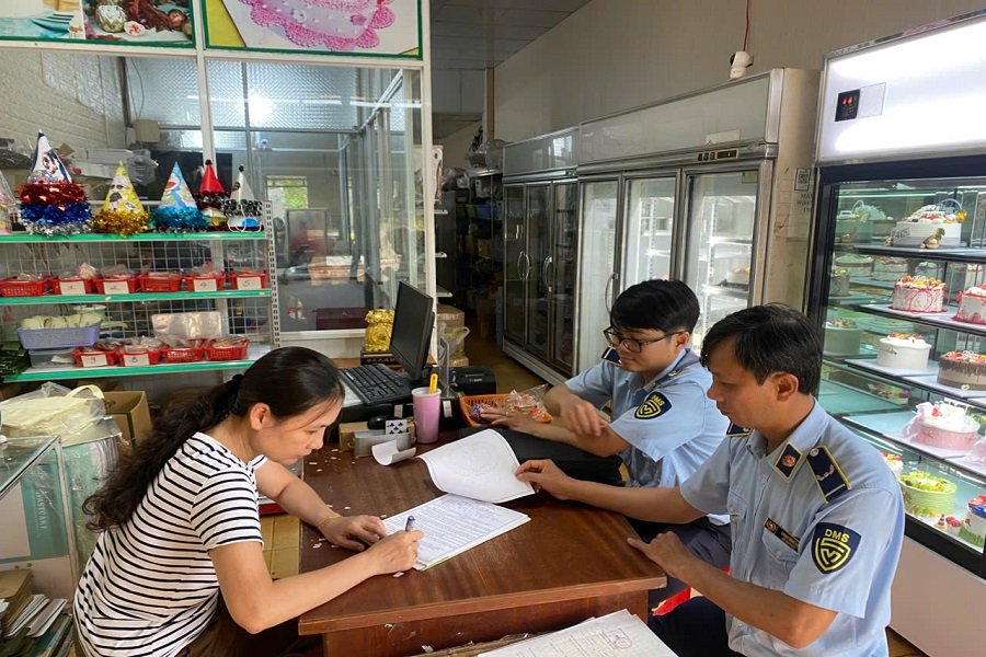 Đội Quản l&yacute; thị trường số 7 tăng cường tuy&ecirc;n truyền để n&acirc;ng cao nhận thức trong việc lựa chọn h&agrave;ng h&oacute;a,