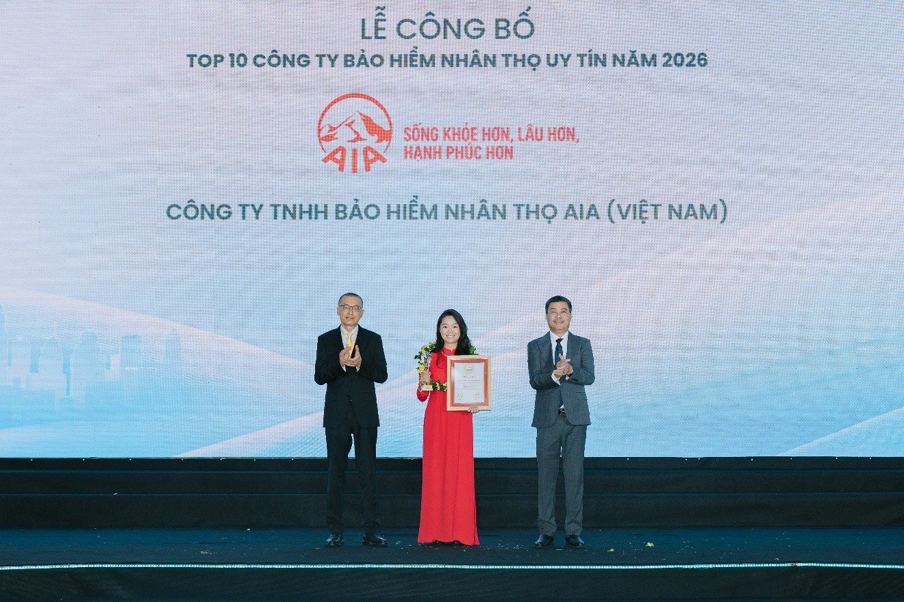 B&agrave; Trần Đỗ Quy&ecirc;n &ndash; Ph&oacute; Tổng Gi&aacute;m đốc Đối ngoại đại diện AIA Việt Nam nhận Chứng nhận &ldquo;Top 10 c&ocirc;ng ty bảo hiểm nh&acirc;n thọ uy t&iacute;n 2026