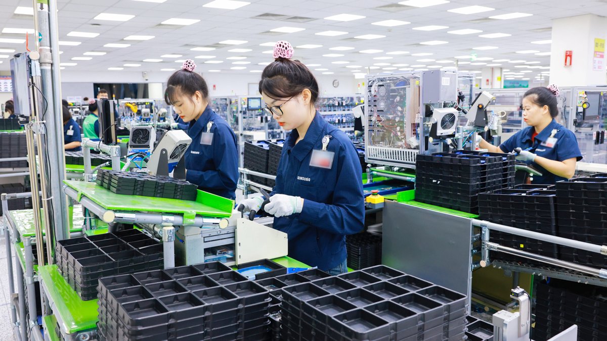 D&acirc;y chuyền sản xuất tại Nh&agrave; m&aacute;y Samsung Electronics (Khu c&ocirc;ng nghiệp Y&ecirc;n Phong)