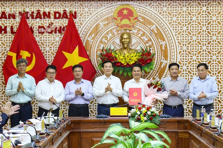 Tập thể l&atilde;nh đạo UBND tỉnh L&acirc;m Đồng ghi nhận những đ&oacute;ng g&oacute;p của &ocirc;ng Nguyễn Nh&acirc;n Bản trong suốt qu&aacute; tr&igrave;nh hơn 20 năm c&ocirc;ng t&aacute;c.