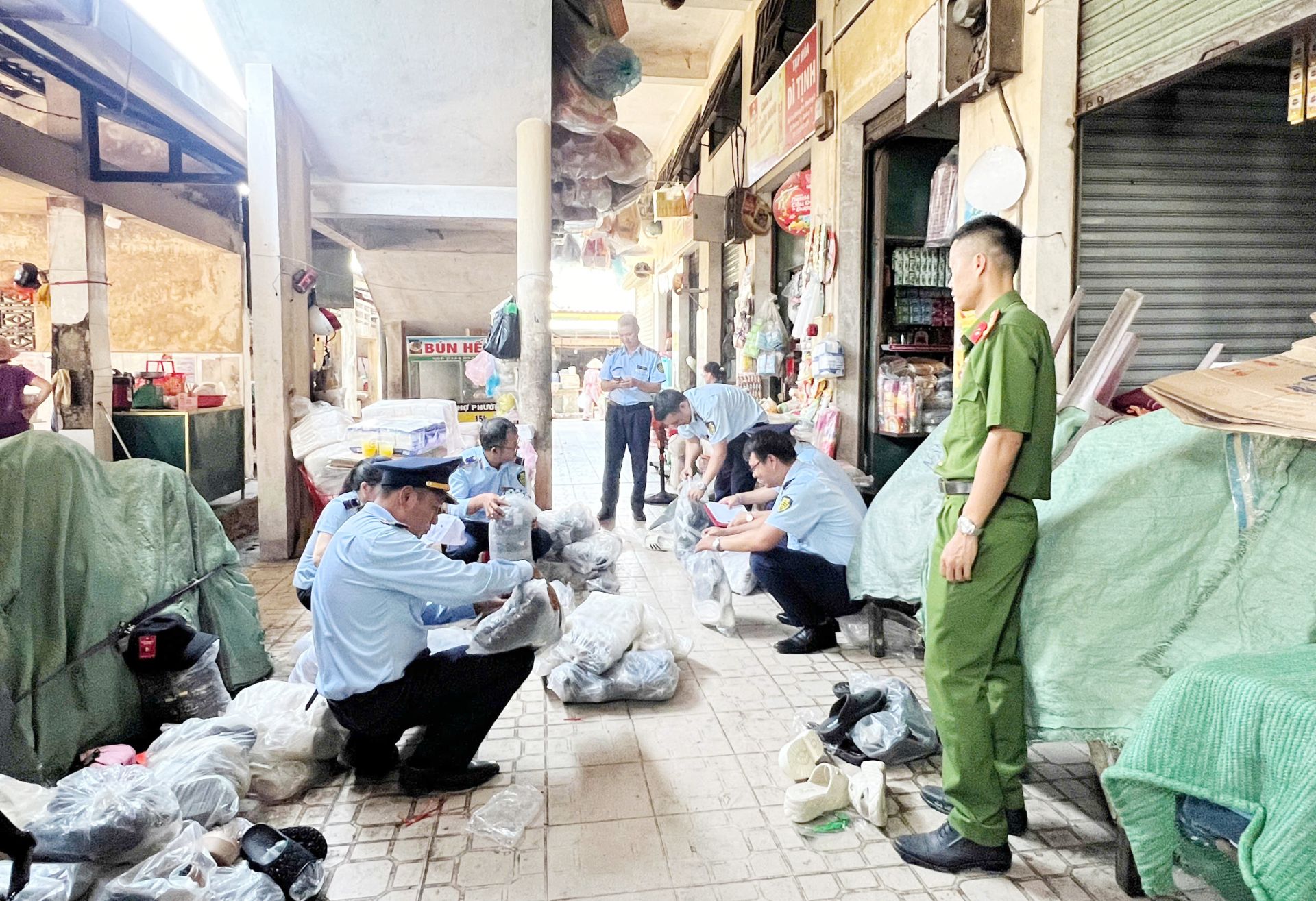 Phối hợp với các lực lượng kiểm tra thị trường Phối hợp với các lực lượng kiểm tra thị trường