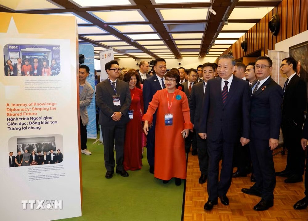 Tổng Bí thư, Chủ tịch nước Tô Lâm tham quan khu vực triển lãm, trưng bày thành tựu hợp tác khoa học công nghệ, đổi mới sáng tạo, đầu tư và giáo dục giữa Việt Nam-Australia - Ảnh: TTXVN Tổng Bí thư, Chủ tịch nước Tô Lâm tham quan khu vực triển lãm, trưng bày thành tựu hợp tác khoa học công nghệ, đổi mới sáng tạo, đầu tư và giáo dục giữa Việt Nam-Australia - Ảnh: TTXVN