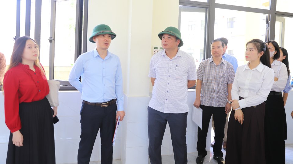 Đo&agrave;n c&ocirc;ng t&aacute;c khảo s&aacute;t hiện trường, kiểm tra thực địa tiến độ thi c&ocirc;ng c&aacute;c hạng mục c&ocirc;ng tr&igrave;nh