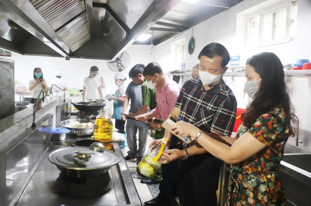 Đo&agrave;n kiểm tra li&ecirc;n ng&agrave;nh c&ocirc;ng t&aacute;c an to&agrave;n thực phẩm (ATTP) số 1 của TP H&agrave; Nội kiểm tra đột xuất bếp ăn tập thể tại huyện Quốc Oai.