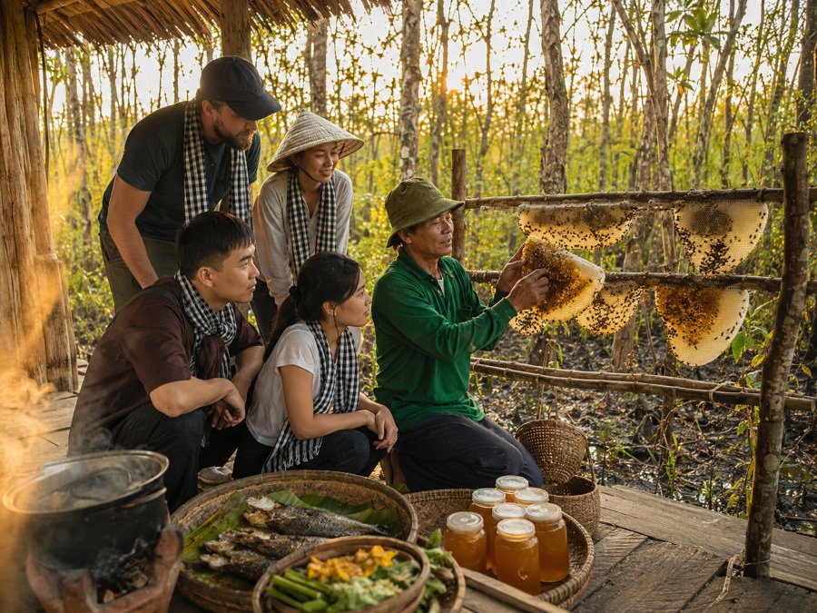 Du khách có thể được trải nghiệm nghề gác kèo ong, cùng người dân vào rừng thu hoạch mật, tìm hiểu cách chế biến sản phẩm từ mật ong và nghe những câu chuyện về nghề truyền thống gắn bó lâu đời với rừng U Minh. Du khách có thể được trải nghiệm nghề gác kèo ong, cùng người dân vào rừng thu hoạch mật, tìm hiểu cách chế biến sản phẩm từ mật ong và nghe những câu chuyện về nghề truyền thống gắn bó lâu đời với rừng U Minh.