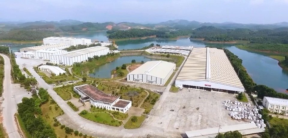 Hệ thống nhà xưởng của Công ty TNHH MTV Đá trắng Bảo Lai, nơi doanh nghiệp chủ động điều chỉnh phương án sản xuất, sử dụng điện hợp lý nhằm giảm phụ tải vào giờ cao điểm Hệ thống nhà xưởng của Công ty TNHH MTV Đá trắng Bảo Lai, nơi doanh nghiệp chủ động điều chỉnh phương án sản xuất, sử dụng điện hợp lý nhằm giảm phụ tải vào giờ cao điểm