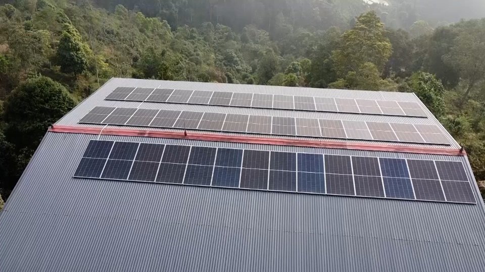 Các tấm pin năng lượng mặt trời được lắp đặt trên mái nhà xưởng của HTX Suối Giàng, góp phần giảm chi phí tiền điện và nâng cao hiệu quả sử dụng năng lượng Các tấm pin năng lượng mặt trời được lắp đặt trên mái nhà xưởng của HTX Suối Giàng, góp phần giảm chi phí tiền điện và nâng cao hiệu quả sử dụng năng lượng