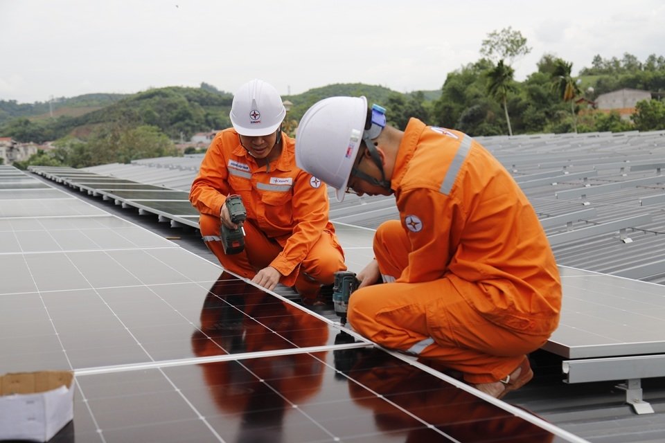 Hệ thống điện mặt trời mái nhà được lắp đặt tại trụ sở Công ty Điện lực Lào Cai, góp phần chủ động nguồn điện tại chỗ, tiết kiệm chi phí và nâng cao hiệu quả sử dụng năng lượng Hệ thống điện mặt trời mái nhà được lắp đặt tại trụ sở Công ty Điện lực Lào Cai, góp phần chủ động nguồn điện tại chỗ, tiết kiệm chi phí và nâng cao hiệu quả sử dụng năng lượng