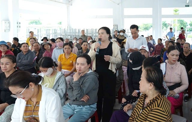 C&aacute;c hộ tiểu thương ph&aacute;t biểu tại hội nghị.