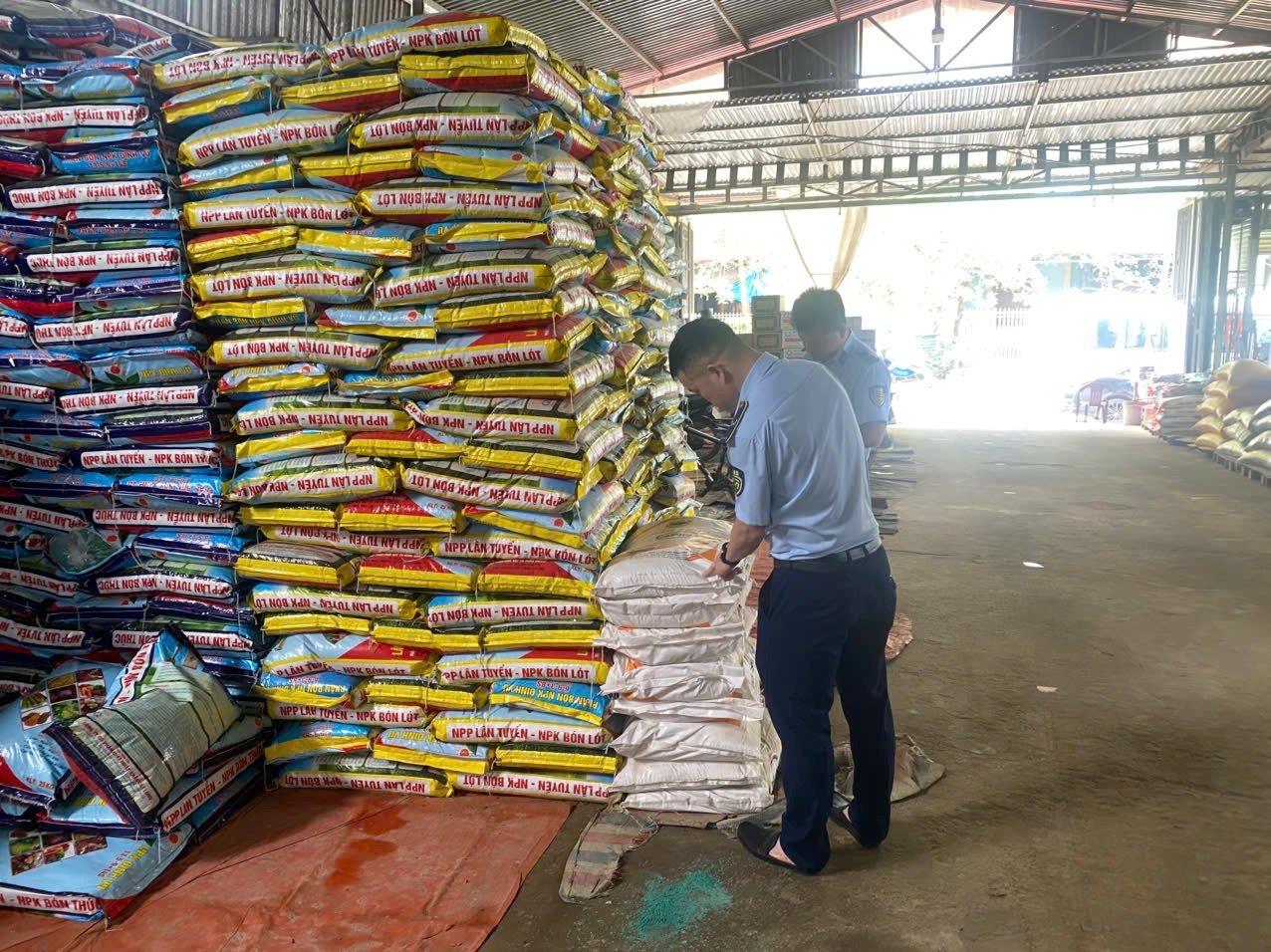 Lực lượng thuộc Đội Quản lý thị trường số 5 kiểm tra hàng hóa tại cơ sở kinh doanh Lực lượng thuộc Đội Quản lý thị trường số 5 kiểm tra hàng hóa tại cơ sở kinh doanh