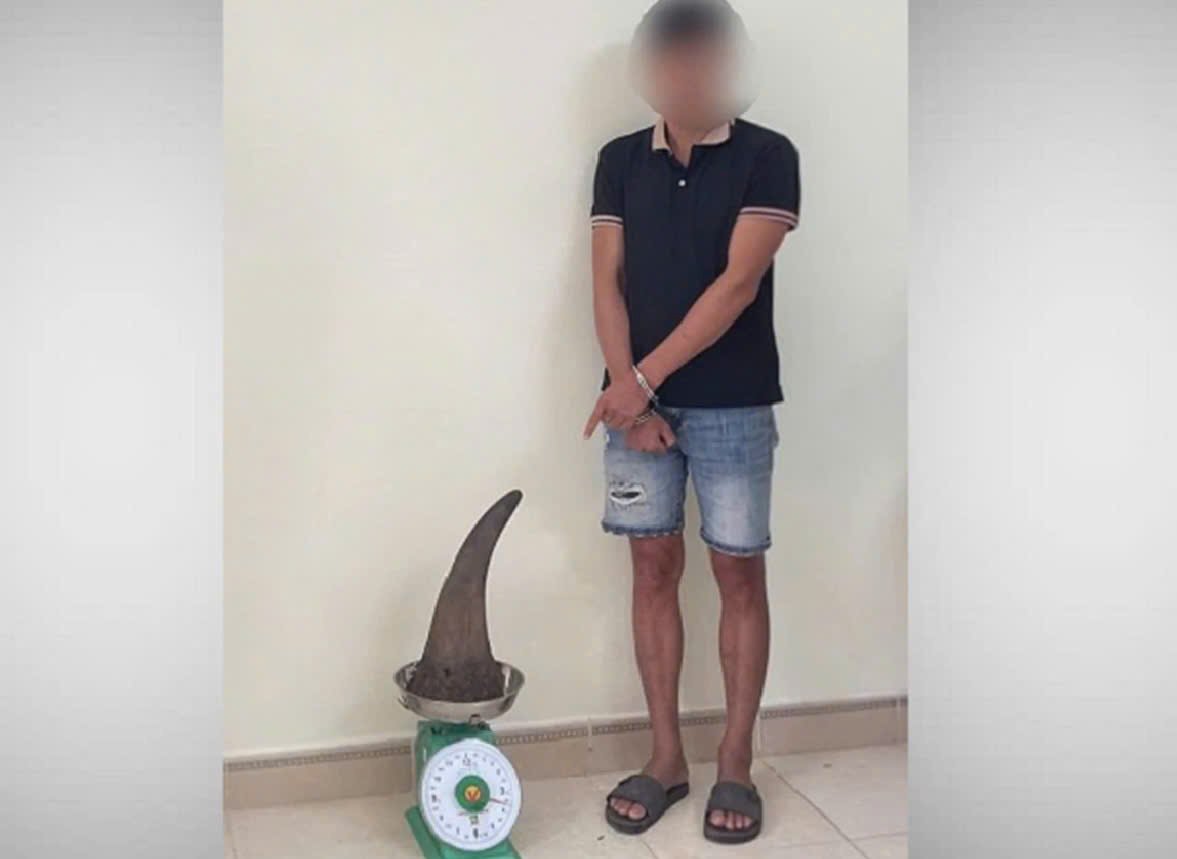 V.V.H. c&ugrave;ng tang vật 3,64 kg sừng t&ecirc; gi&aacute;c bị lực lượng chức năng ph&aacute;t hiện, thu giữ. (Ảnh: C&ocirc;ng an tỉnh Cao Bằng)