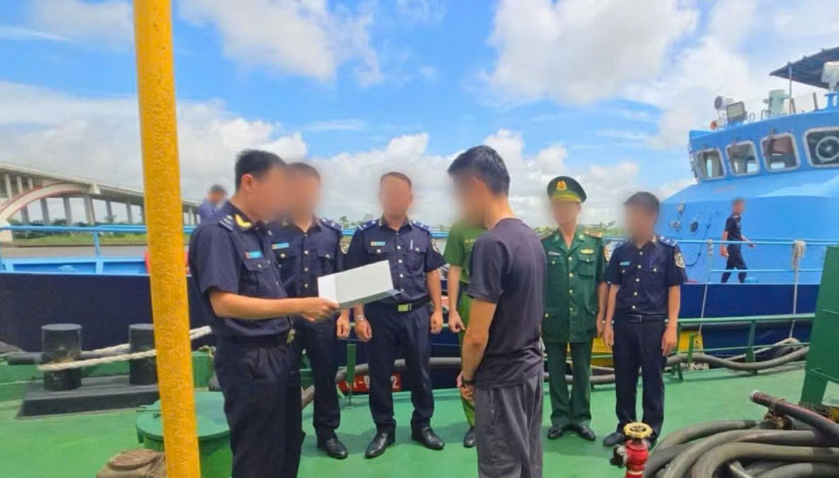Lực lượng Hải quan phối hợp với c&aacute;c đơn vị chức năng kiểm tra t&agrave;u HP-3789 tr&ecirc;n v&ugrave;ng biển Hải Ph&ograve;ng. (Ảnh: B&aacute;o Nh&acirc;n D&acirc;n)