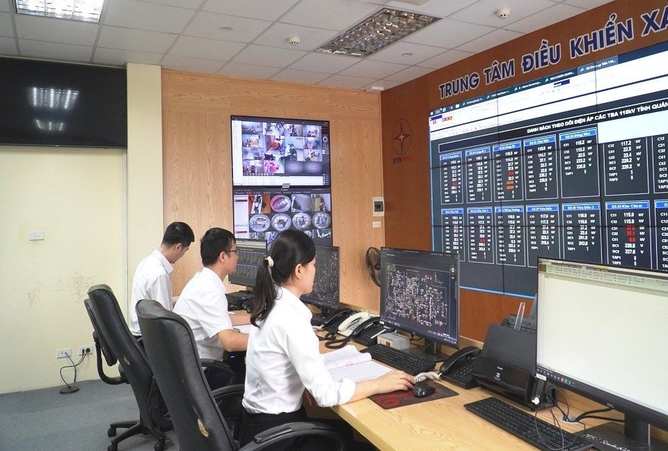 C&aacute;c điều độ vi&ecirc;n trực vận h&agrave;nh tại Trung t&acirc;m Điều khiển xa