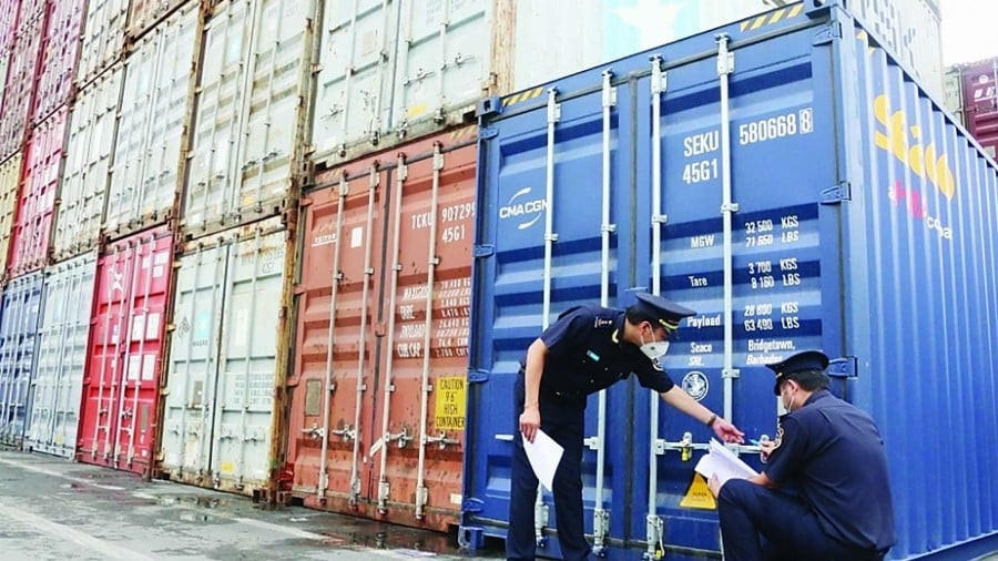 C&ocirc;ng chức ng&agrave;nh Hải quan kiểm tra h&agrave;ng h&oacute;a xuất nhập khẩu. Ảnh: customs.gov.vn