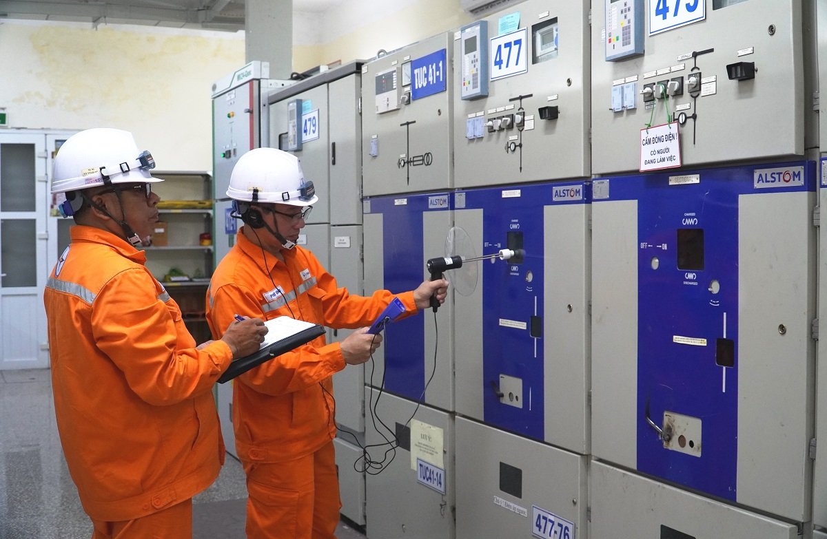 Nh&acirc;n vi&ecirc;n Tổ thao t&aacute;c lưu động X&iacute; nghiệp Lưới điện cao thế Quảng Ninh kiểm tra th&ocirc;ng số kỹ thuật tại trạm biến &aacute;p 110 KV C&aacute;i L&acirc;n