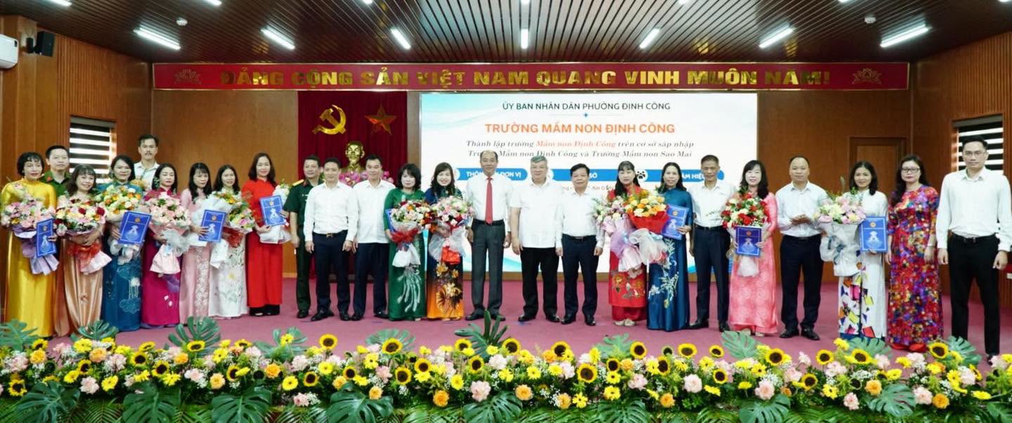 Lãnh đạo phường Định Công trao quyết định và chúc mừng cán bộ quản lý các trường học sau sắp xếp, tổ chức lại mạng lưới cơ sở giáo dục công lập trên địa bàn. Lãnh đạo phường Định Công trao quyết định và chúc mừng cán bộ quản lý các trường học sau sắp xếp, tổ chức lại mạng lưới cơ sở giáo dục công lập trên địa bàn.