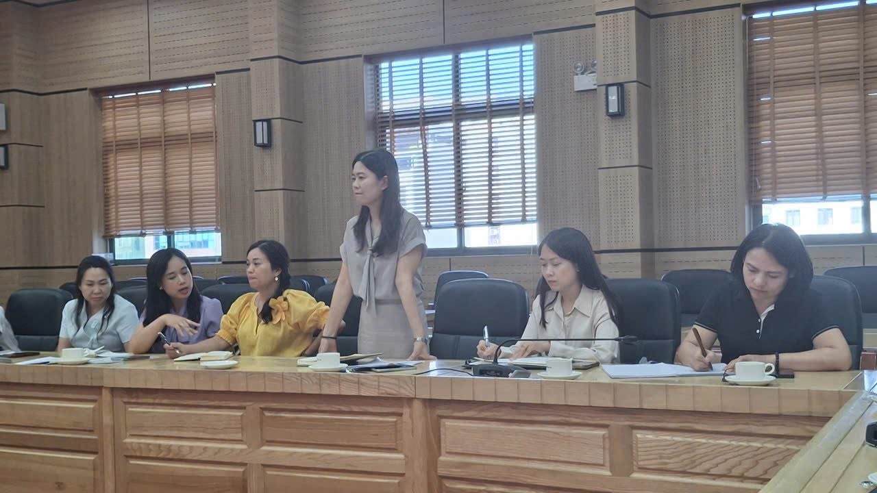 Đại diện Ban Gi&aacute;m hiệu c&aacute;c trường c&ocirc;ng lập tr&ecirc;n địa b&agrave;n phường Cầu Giấy trao đổi về t&igrave;nh h&igrave;nh hoạt động, nh&acirc;n sự v&agrave; những kh&oacute; khăn ph&aacute;t sinh sau sắp xếp.