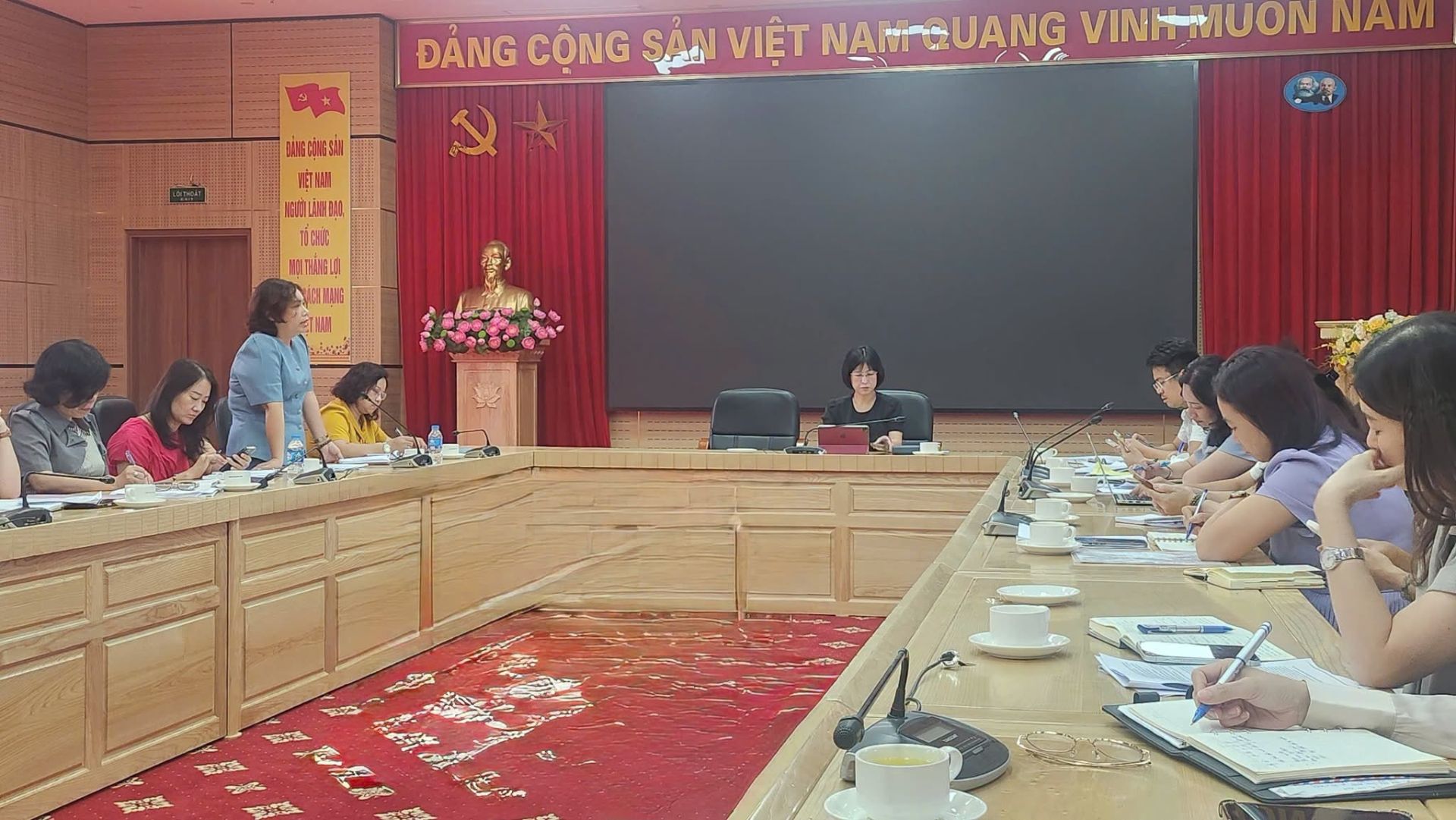 UBND phường Cầu Giấy giao ban với Ban Gi&aacute;m hiệu c&aacute;c trường mầm non, tiểu học v&agrave; THCS c&ocirc;ng lập, r&agrave; so&aacute;t c&ocirc;ng t&aacute;c chuẩn bị c&aacute;c điều kiện cho năm học mới.