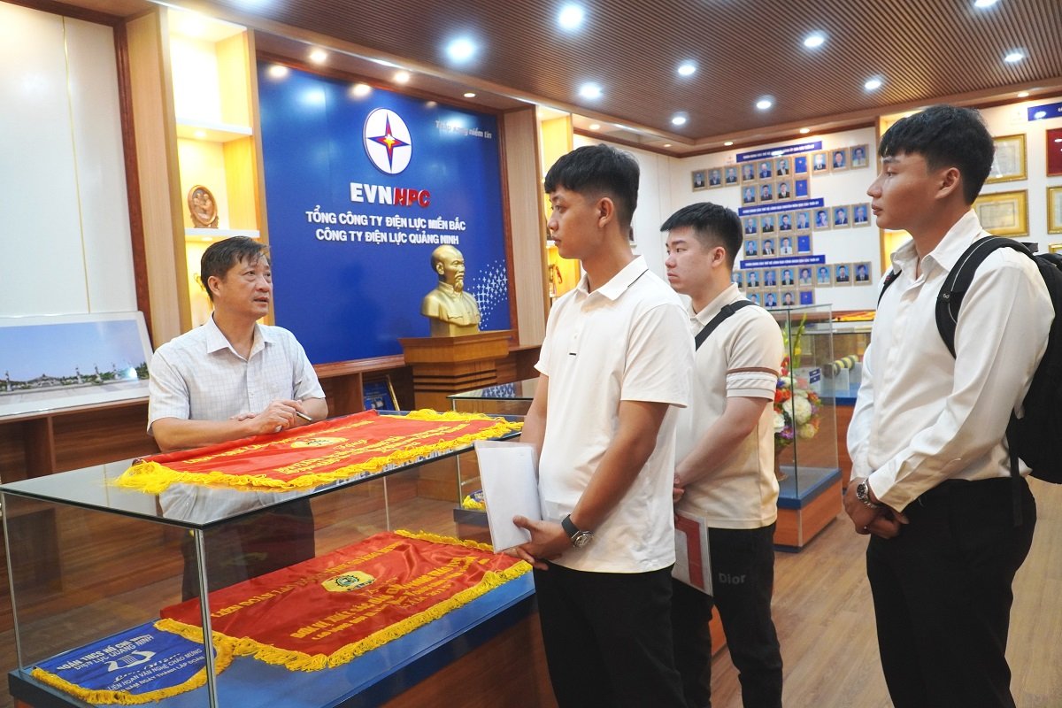 &Ocirc;ng Lục Đức Th&agrave;nh - Trưởng ph&ograve;ng Tổ chức v&agrave; Nh&acirc;n sự truyền ngọn lửa truyền thống 53 năm của C&ocirc;ng ty tới lớp c&aacute;n bộ, nh&acirc;n vi&ecirc;n trẻ