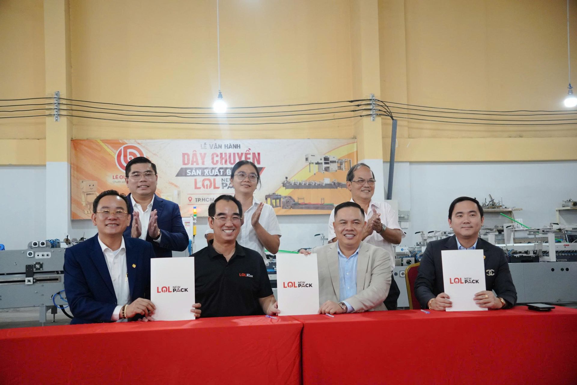 D&acirc;y chuyền sản xuất bao b&igrave; của L&ecirc; Quang Lộc được đưa v&agrave;o vận h&agrave;nh tại TP HCM ng&agrave;y 11/8.