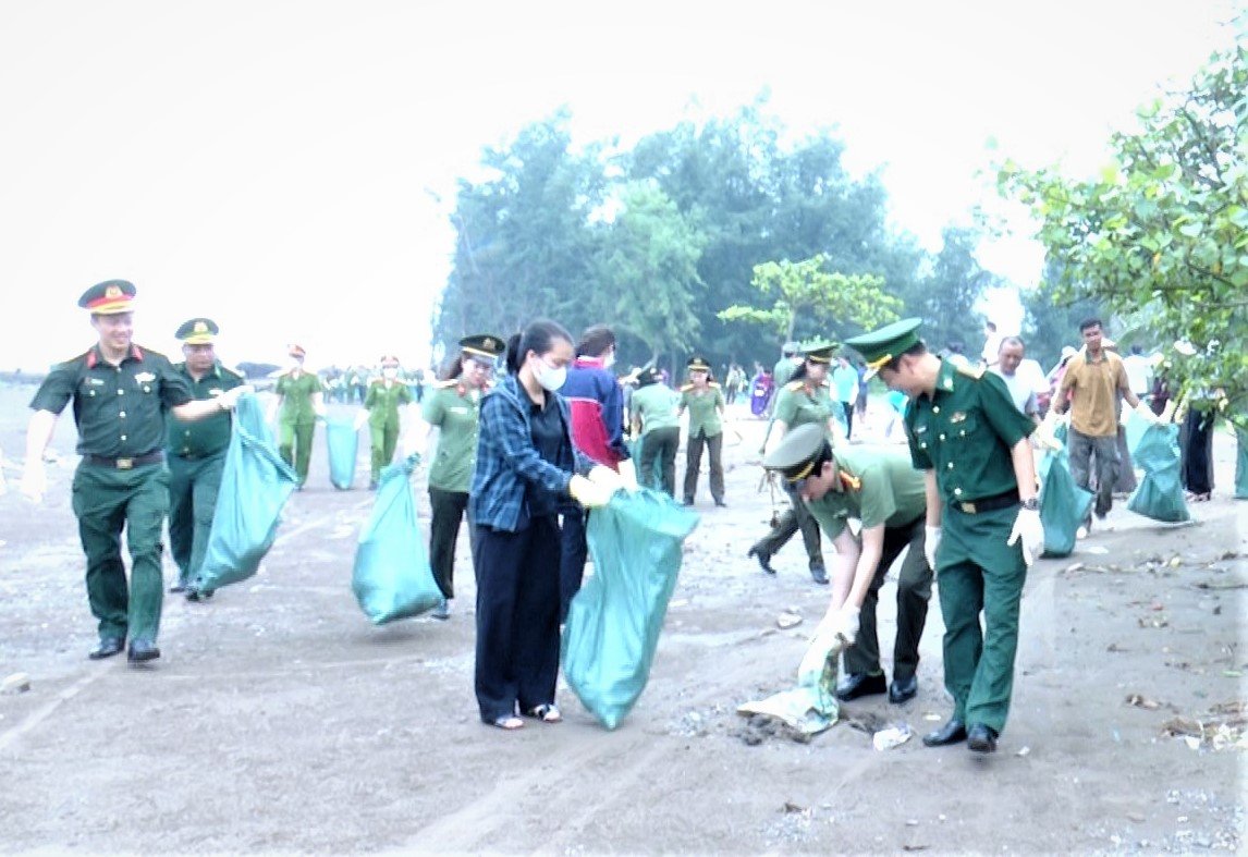 Ninh B&igrave;nh: Chung tay l&agrave;m sạch biển, đồng h&agrave;nh c&ugrave;ng ngư d&acirc;n Cồn Nổi