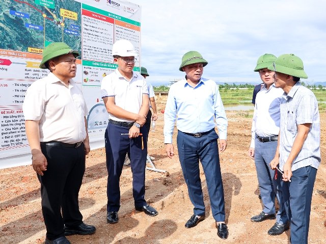 hó Chủ tịch UBND tỉnh Hoàng Phú Hiền và Đoàn công tác kiểm tra tại điểm thi công hầm Đại Huệ (đường găng gói XL01). hó Chủ tịch UBND tỉnh Hoàng Phú Hiền và Đoàn công tác kiểm tra tại điểm thi công hầm Đại Huệ (đường găng gói XL01).