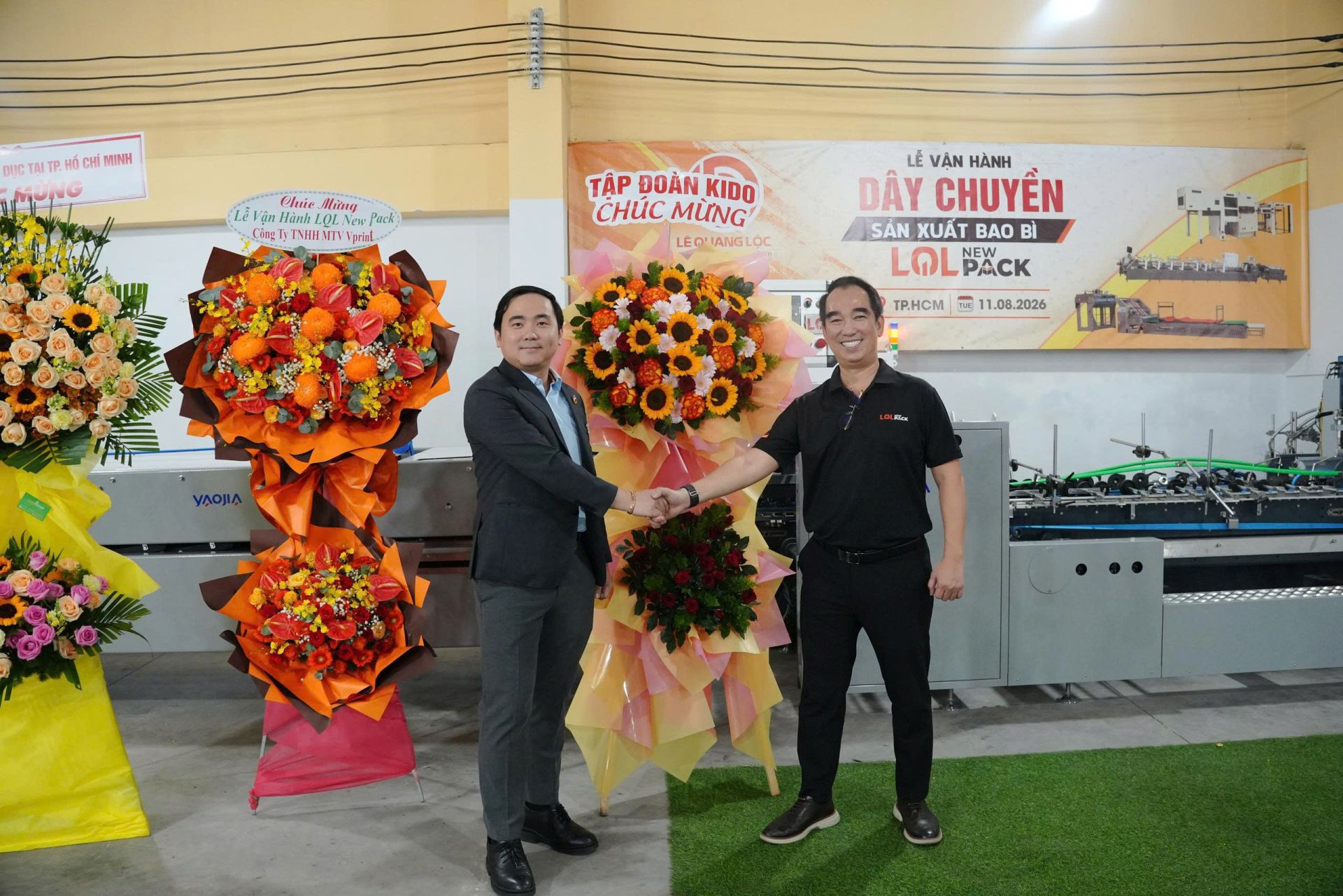 Đại diện Tập đo&agrave;n Kido (tr&aacute;i) ch&uacute;c mừng &ocirc;ng Nguyễn Tri Quang