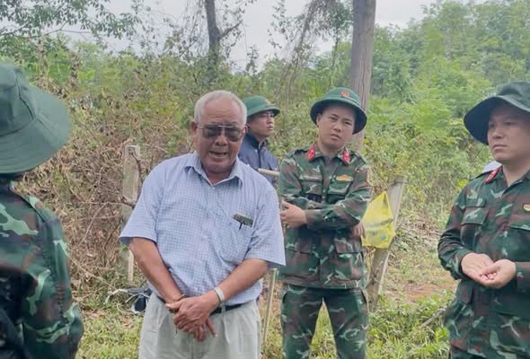 C&aacute;c nh&acirc;n chứng đang t&igrave;m dấu t&iacute;ch mộ liệt sĩ ở Cồn Ti&ecirc;n