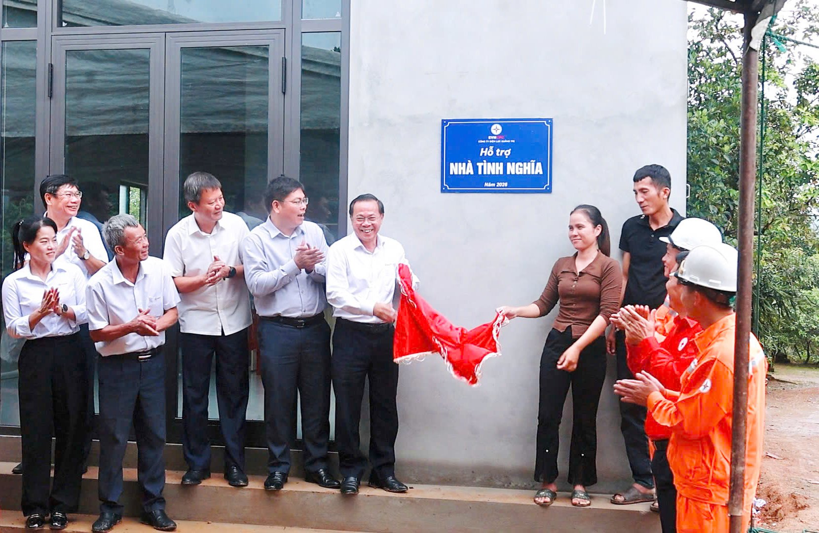 Công ty Điện lực Quảng Trị bàn giao nhà tình nghĩa cho gia đình ông Hồ Văn Tuấn (thôn A Rồng, xã Hướng Hiệp). Công ty Điện lực Quảng Trị bàn giao nhà tình nghĩa cho gia đình ông Hồ Văn Tuấn (thôn A Rồng, xã Hướng Hiệp).