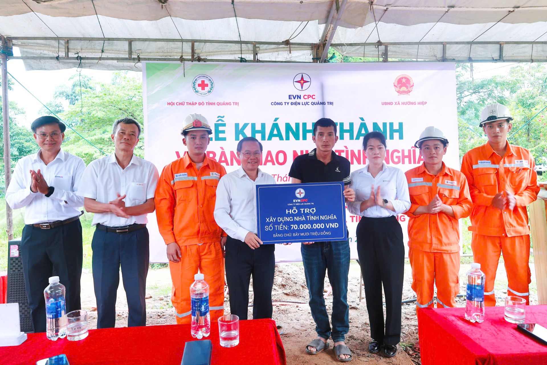 Công ty Điện lực Quảng Trị tổ chức bàn giao 10 nhà tình nghĩa cho các hộ gia đình có hoàn cảnh đặc biệt khó khăn về nhà ở. Công ty Điện lực Quảng Trị tổ chức bàn giao 10 nhà tình nghĩa cho các hộ gia đình có hoàn cảnh đặc biệt khó khăn về nhà ở.